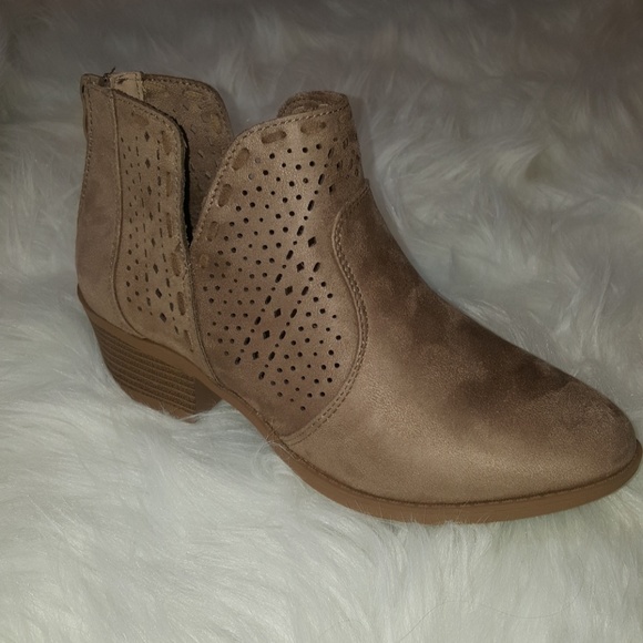 Sale Size 8 Taupe Distress Bootie. - Picture 3 of 4